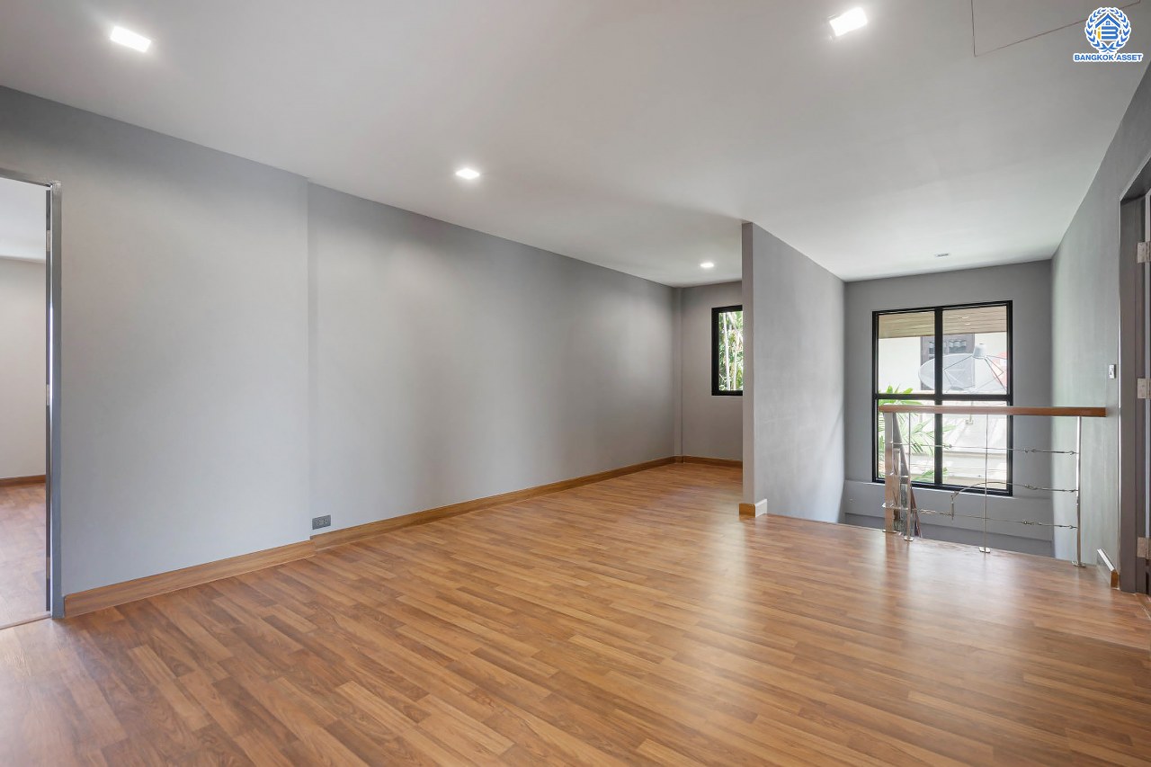 บ้านมือสองตกแต่งใหม่ โครงการ เมืองเอก โครงการ8  วิภาวดี-รังสิต บ้านเดี่ยวหลังใหญ่ บนเนื้อที่ 105 ตร.ว. พื้นที่ใช้สอยเยอะถึง 444 ตร.ม. พร้อมฟังก์ชัน 3 ห้องนอน 5 ห้องน้ำ 1 ห้องอเนกประสงค์ 1 ห้องแม่บ้าน จอดรถได้ 2 คัน สุดยอดทำเล เชื่อมต่อทุกการเดินทาง ใกล้จุดขึ้นทางด่วน "ศรีสมาน" และมหาวิทยาลัยรังสิต